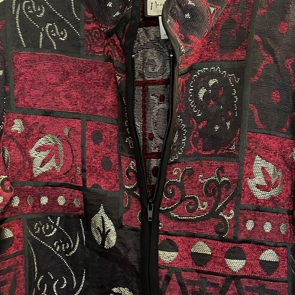 Mary McFadden-L-Burgundy& black patterned, long sleeve zip front tapestry jacket - Picture 5 of 11